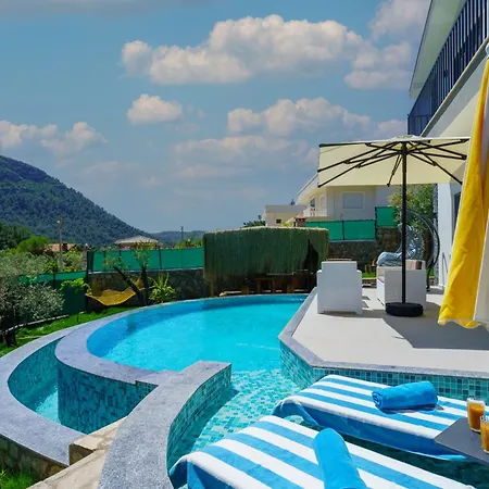 Loop House - Luxury With Pool In Yesiluezuemlue フェティエ